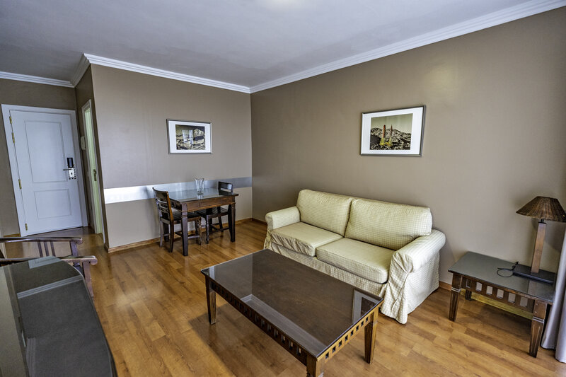 Coral La Quinta Park Suites 18