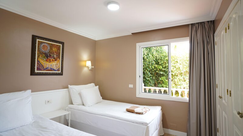 Coral La Quinta Park Suites 72