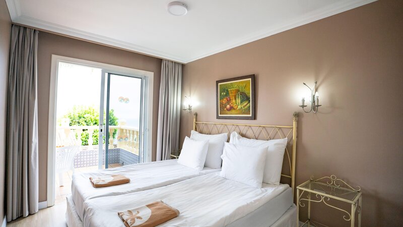 Coral La Quinta Park Suites 79