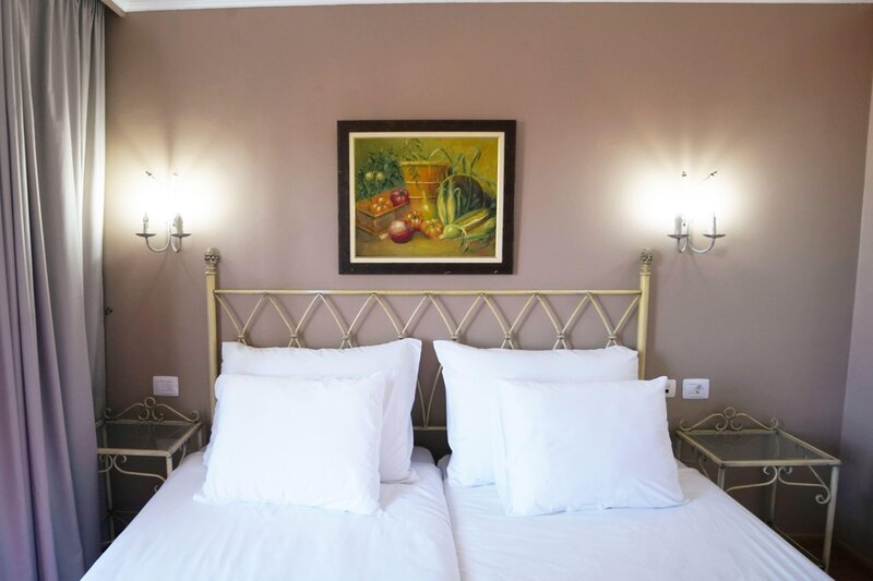 Coral La Quinta Park Suites 80