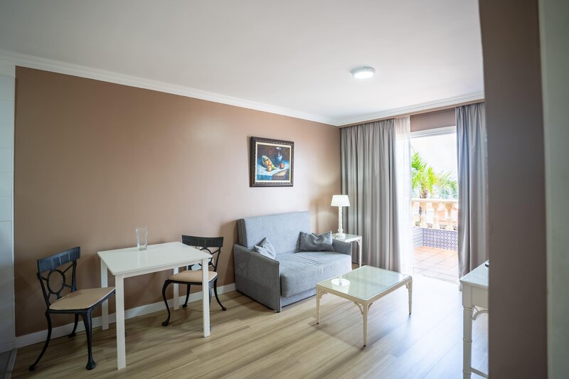 Coral La Quinta Park Suites 81