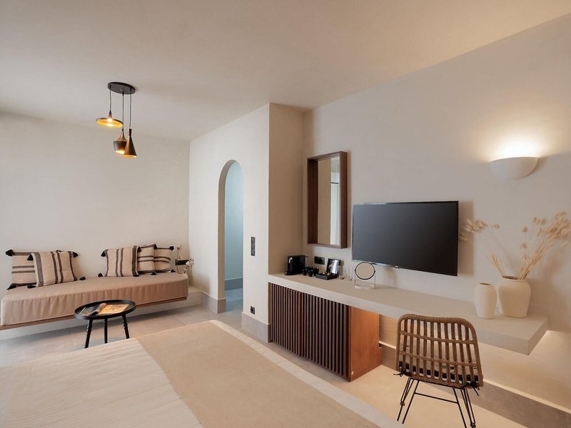 Polis of Naxos Stylish Suites 4