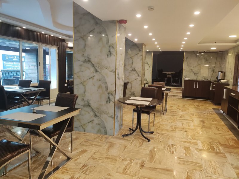 Golden Hotel 7