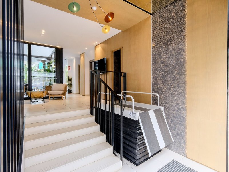 M. Hotel 6