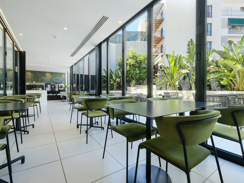 M. Hotel 8