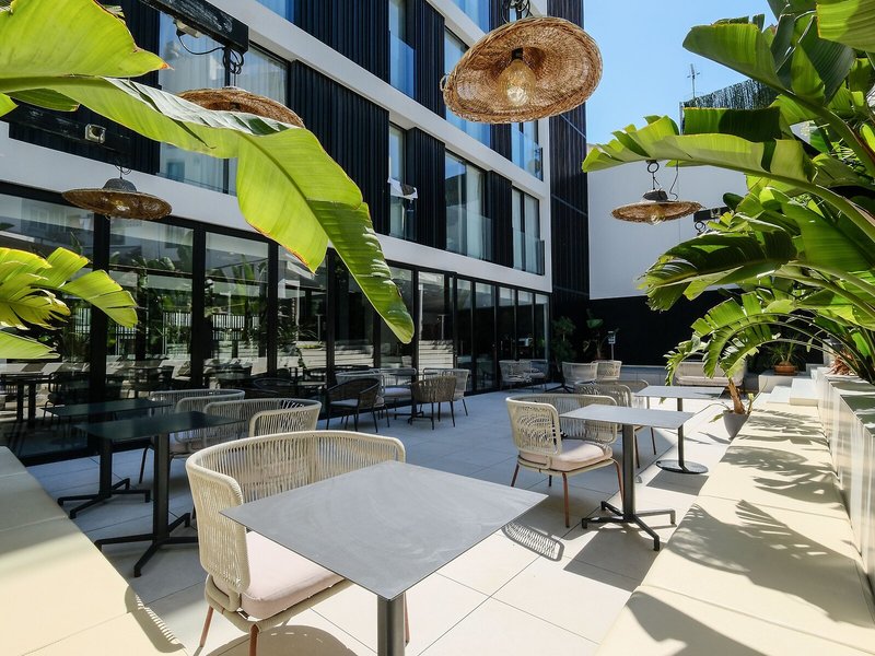 M. Hotel 10