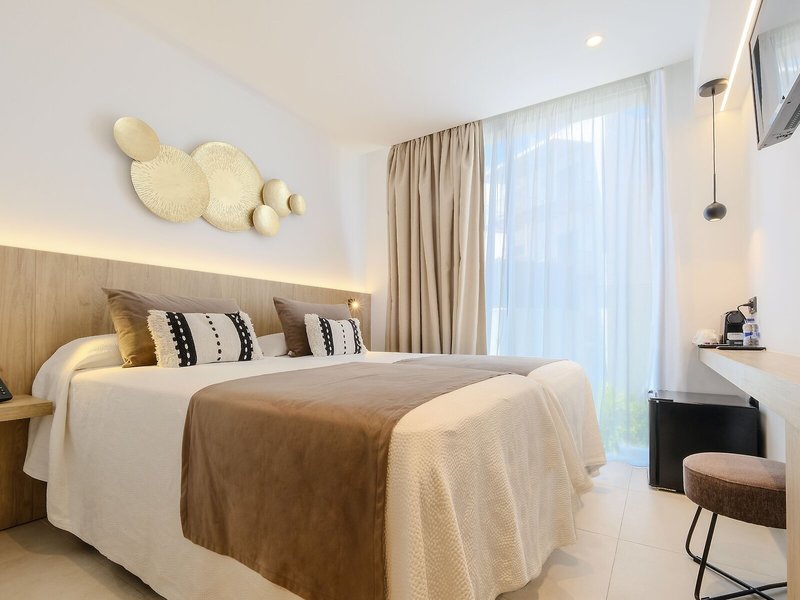 M. Hotel 12