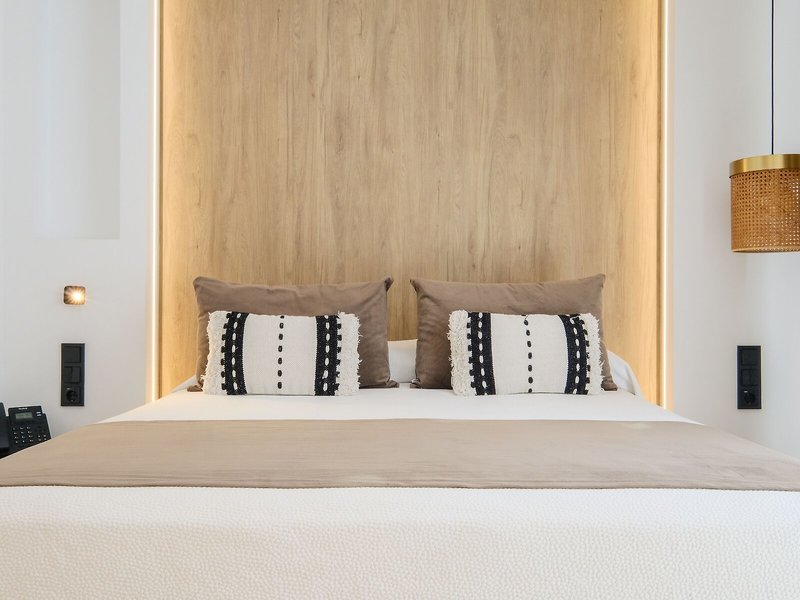 M. Hotel 13