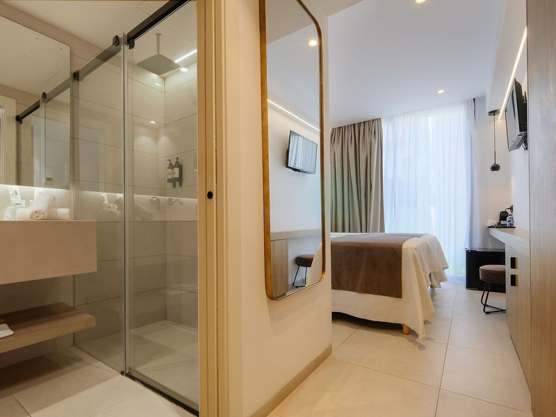 M. Hotel 16
