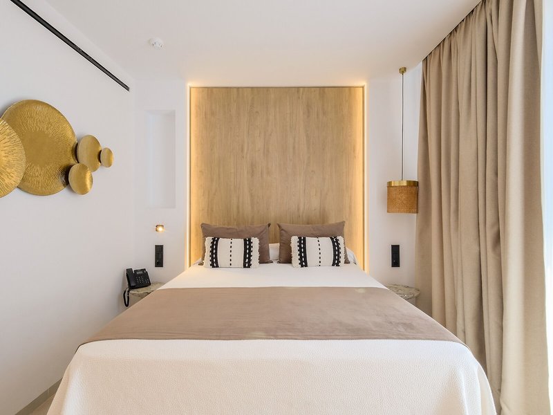 M. Hotel 19