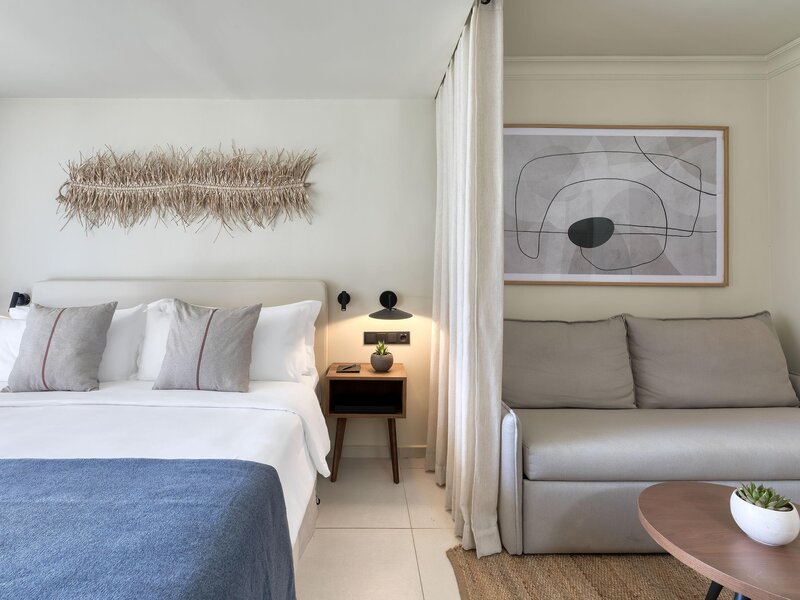 Domes Aulus Zante, Autograph Collection 51