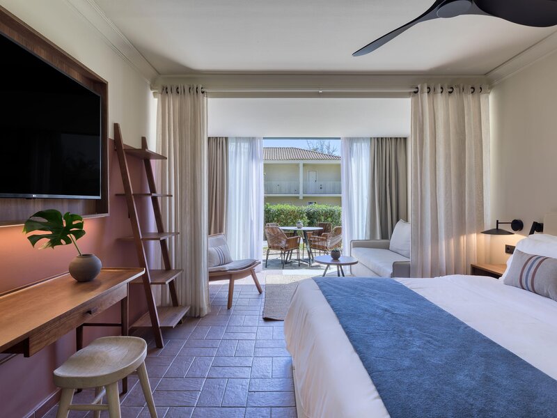 Domes Aulus Zante, Autograph Collection 45