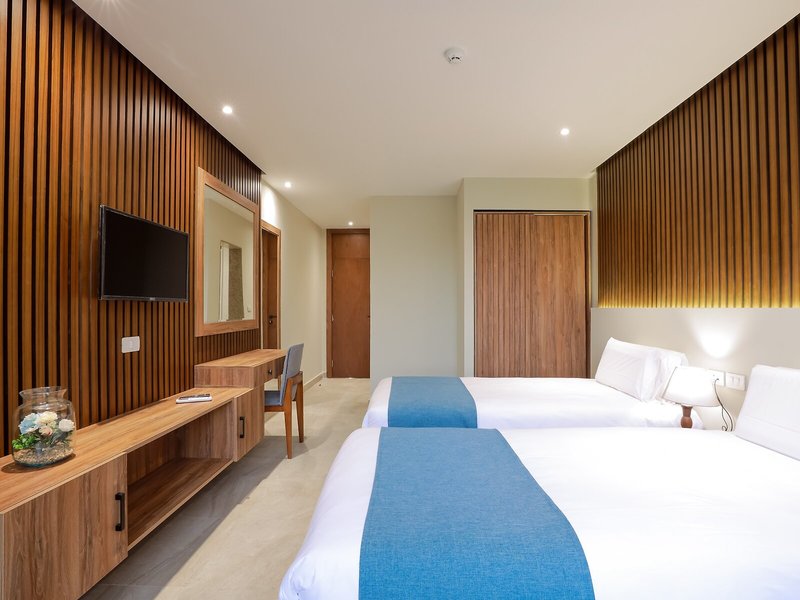 Pyramid Front Hotel 19