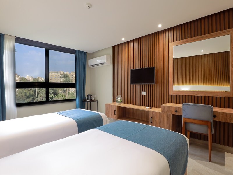 Pyramid Front Hotel 23