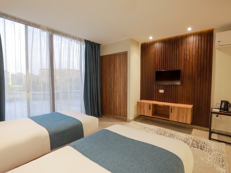 Pyramid Front Hotel 34