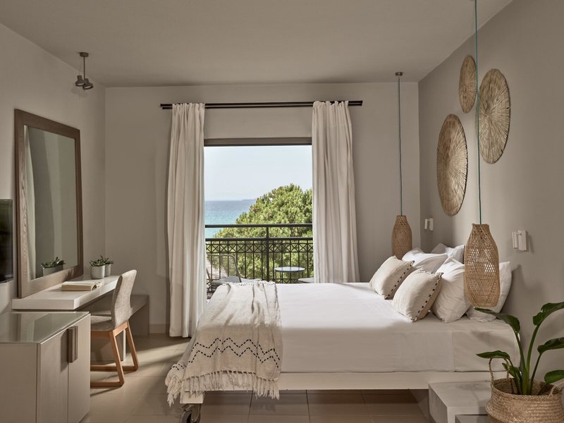 The Bay Hotel & Suites 10