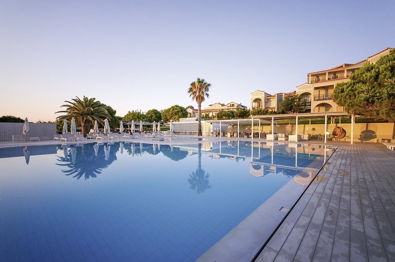 The Bay Hotel + Suites 5