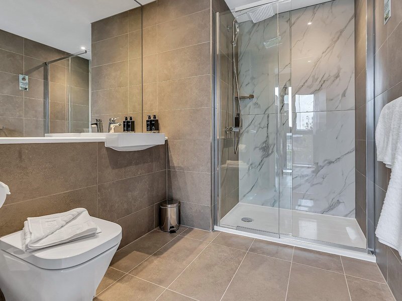 Roomzzz Edinburgh 36 - Bathroom Example