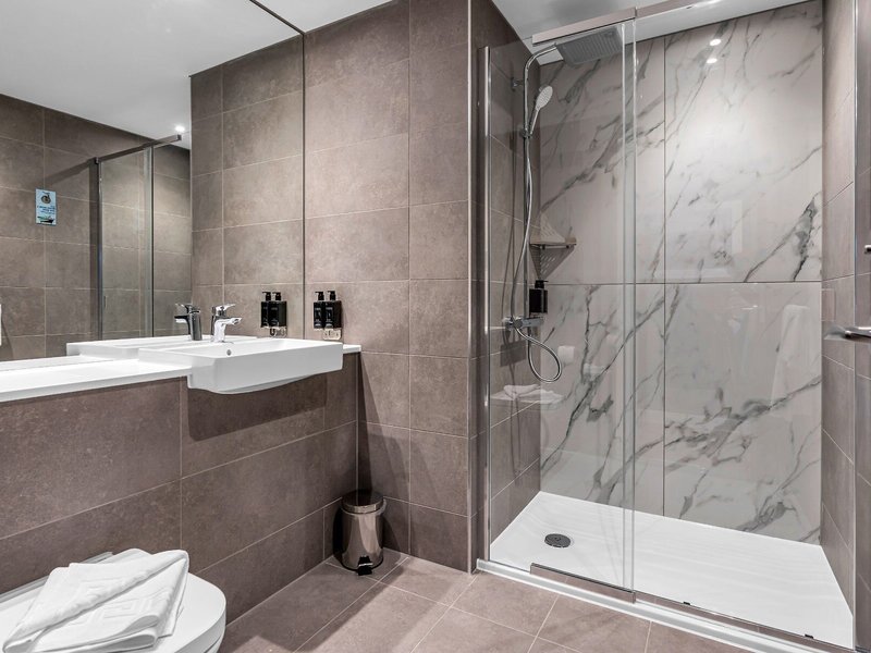 Roomzzz Edinburgh 38 - Bathroom Example