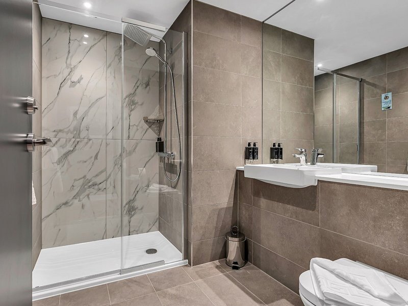 Roomzzz Edinburgh 45 - Bathroom Example