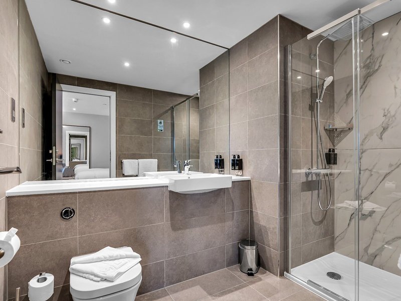 Roomzzz Edinburgh 50 - Bathroom Example