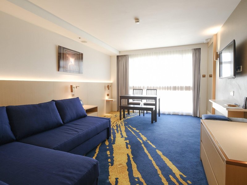 Holiday Inn Golden Mile 11