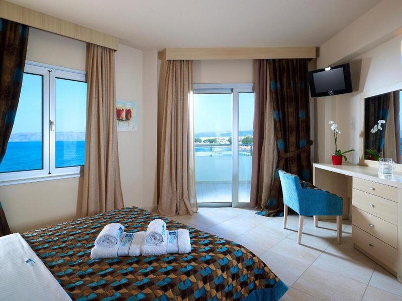 Molos Bay 25