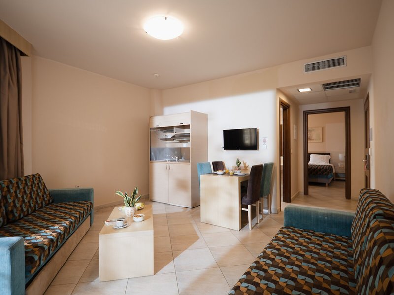 Molos Bay 28