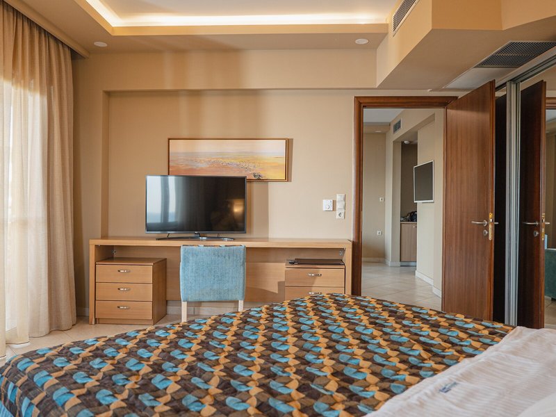 Molos Bay 32