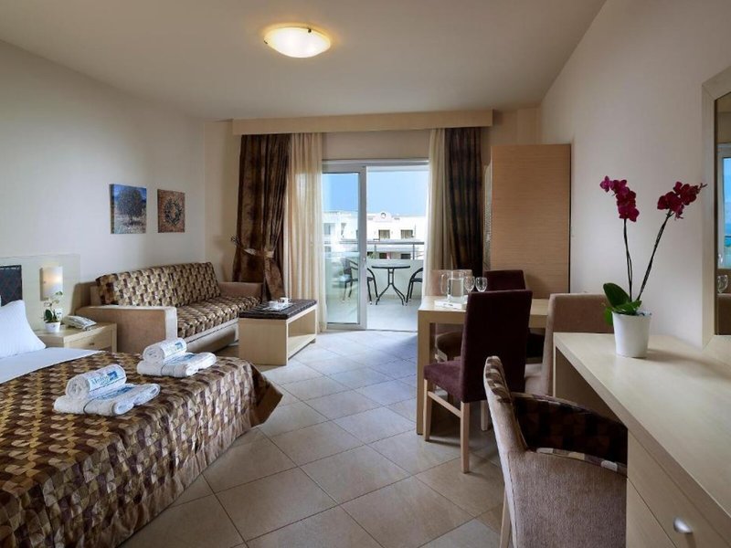 Molos Bay 34