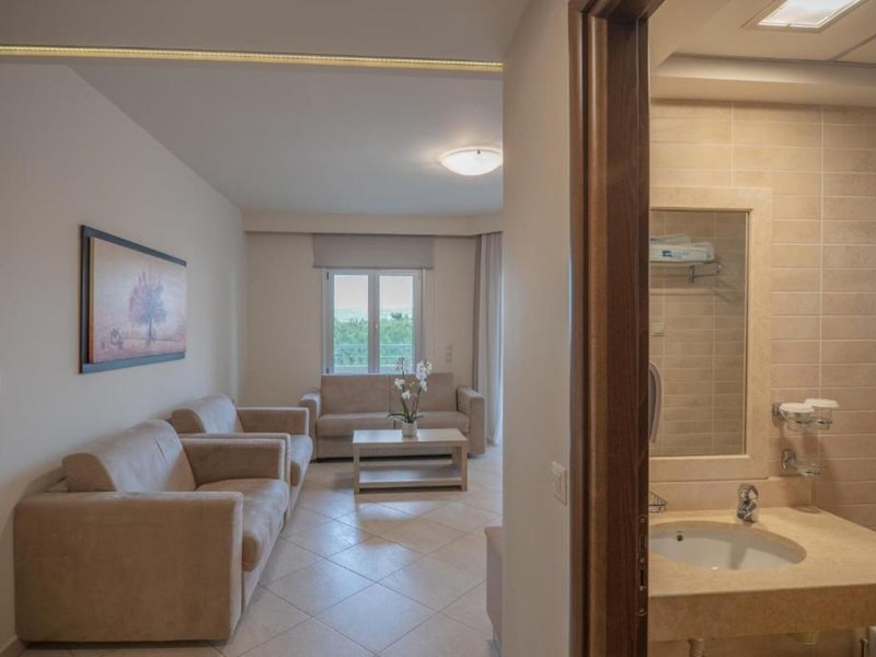 Molos Bay 37