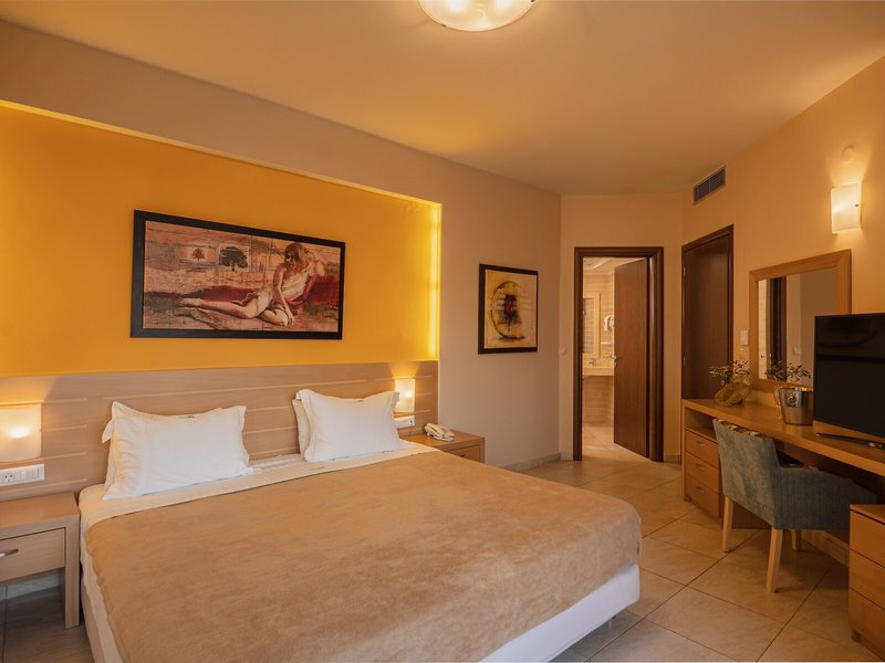 Molos Bay 40