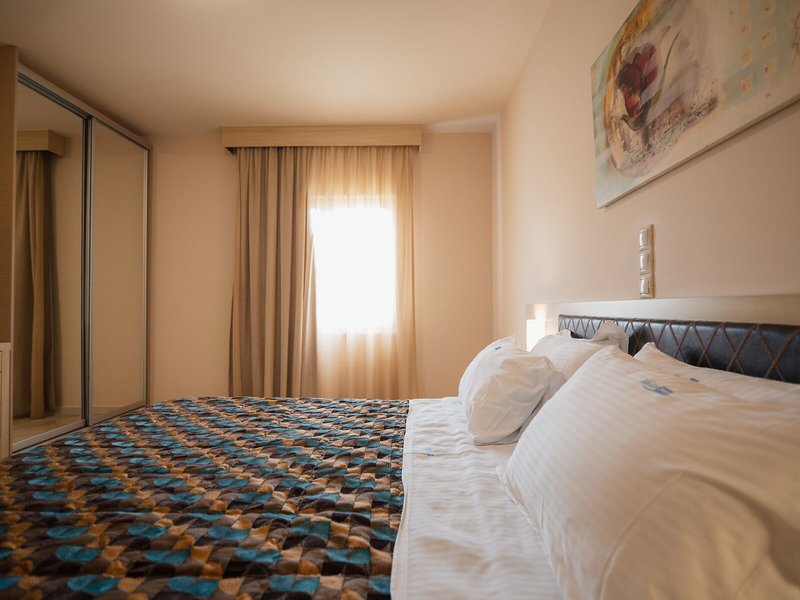 Molos Bay 41