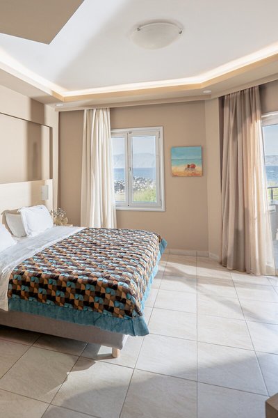 Molos Bay 42