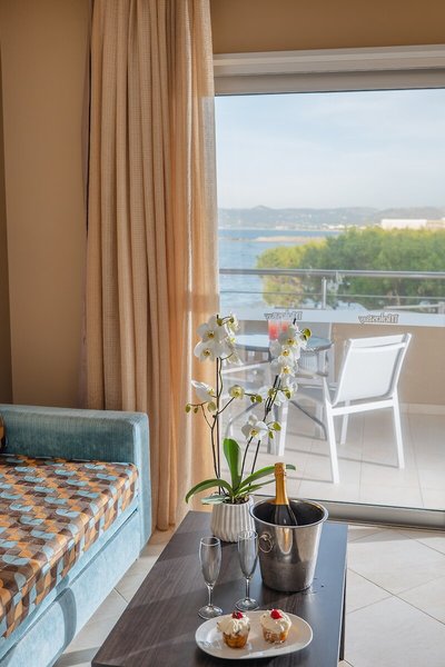 Molos Bay 45