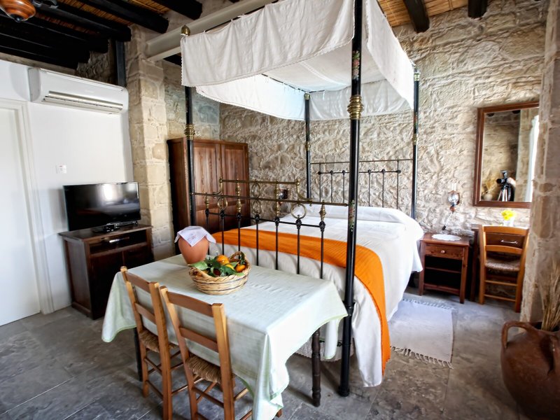 Leonidas Village Houses 31 - Room Example
