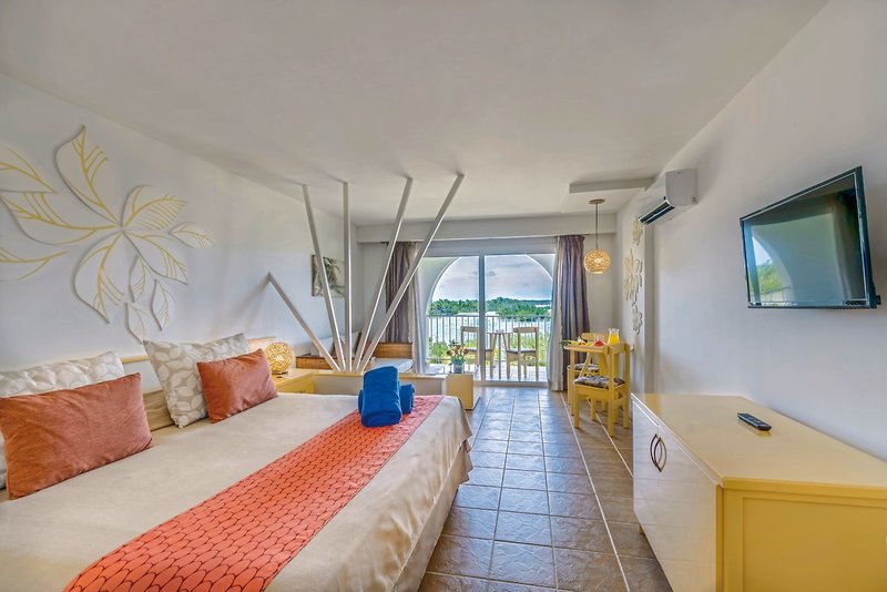 Memories Caribe Beach Resort 11