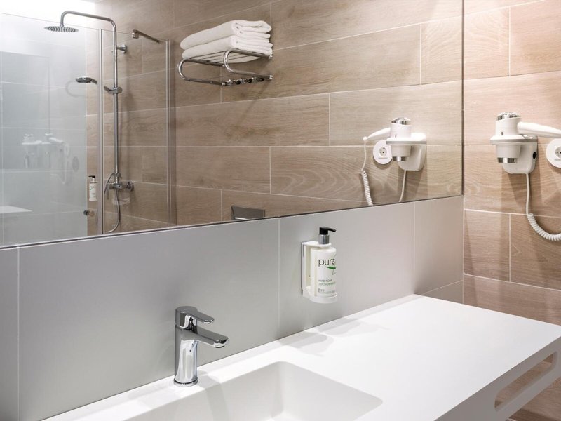 B&B Hotel Lleida 8 - Bathroom Example