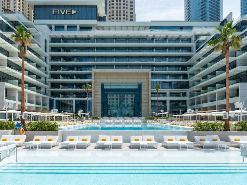 FIVE Luxe 1