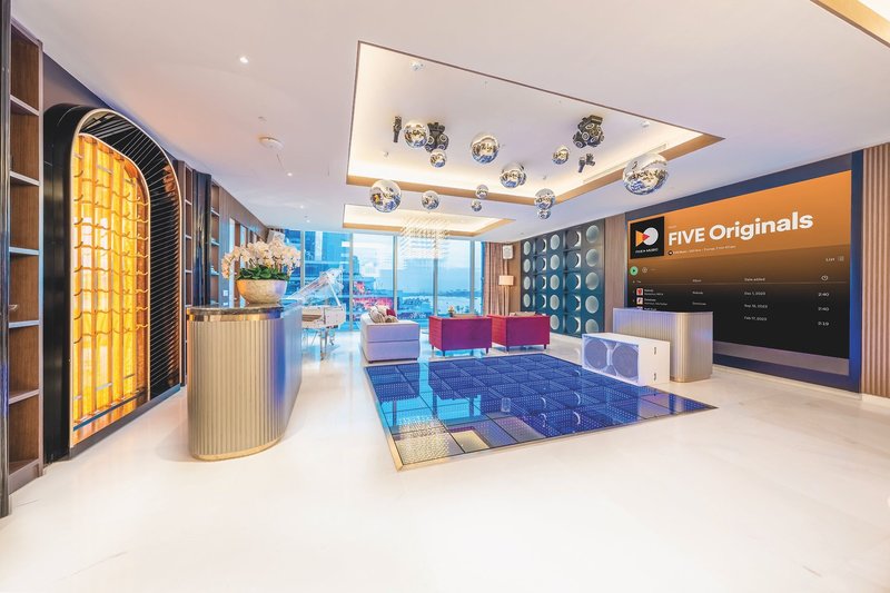 FIVE Luxe 13 - Lounge / Lobby