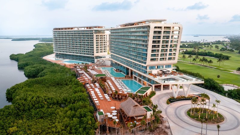 Hyatt Vivid Grand Island 5