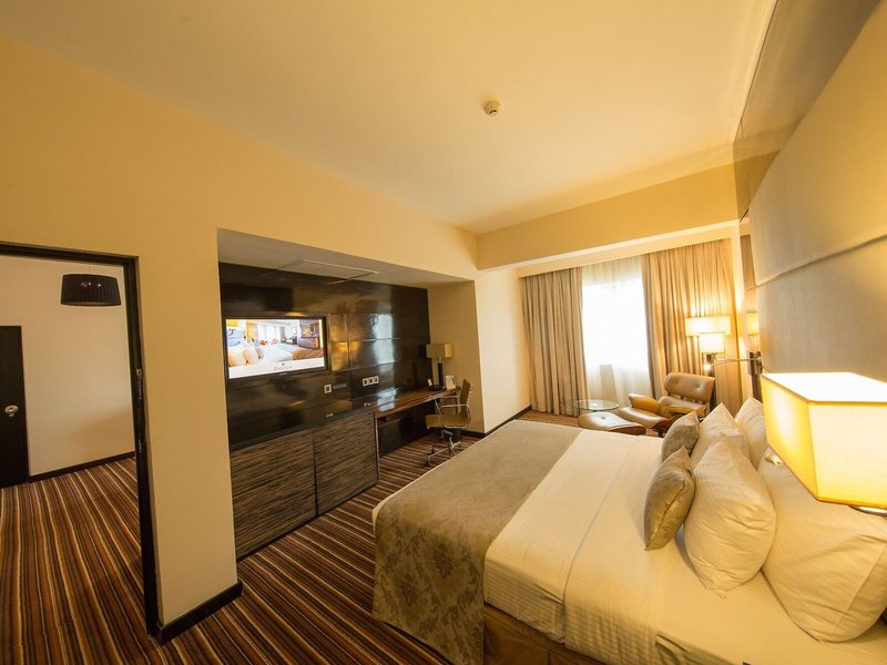 Ramada by Wyndham Colombo 39