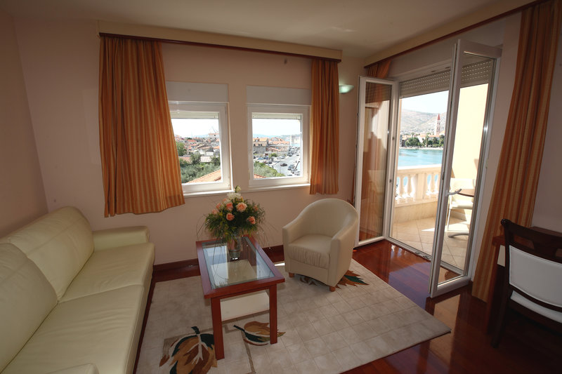 Palace Trogir 18