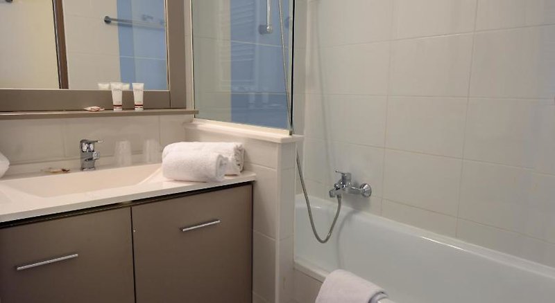Appart´ Hotel Odalys Olympe 2 - Bathroom Example