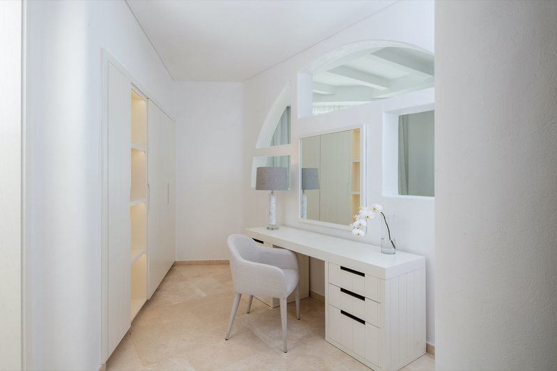 Anantara Santorini Abu Dhabi Retreat 14 - Room Example