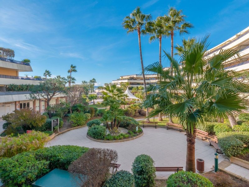 Holiday Inn Nice - Saint Laurent Du Var 16