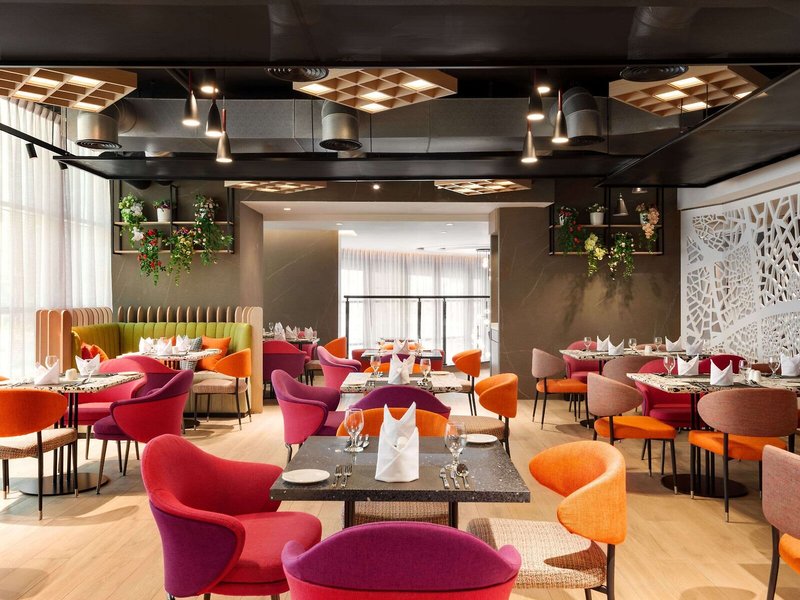 La Quinta by Wyndham Abu Dhabi Al Wahda 18 - Restaurant