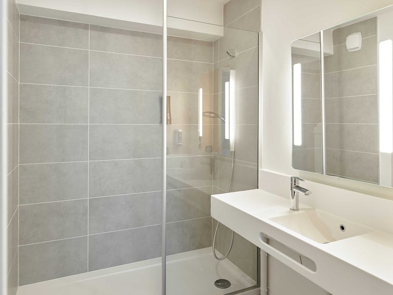 B&B Hotel Marne-La-Vallée Val D'Europe 20 - Bathroom Example