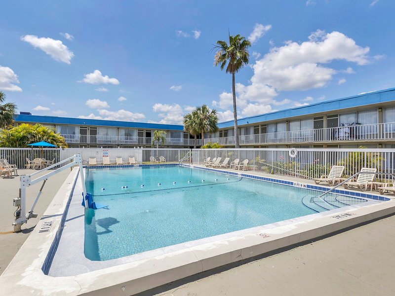 Days Inn by Wyndham Titusville Kennedy Space Center