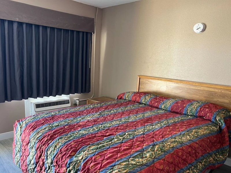 Carl's Motel 4 - Room Example